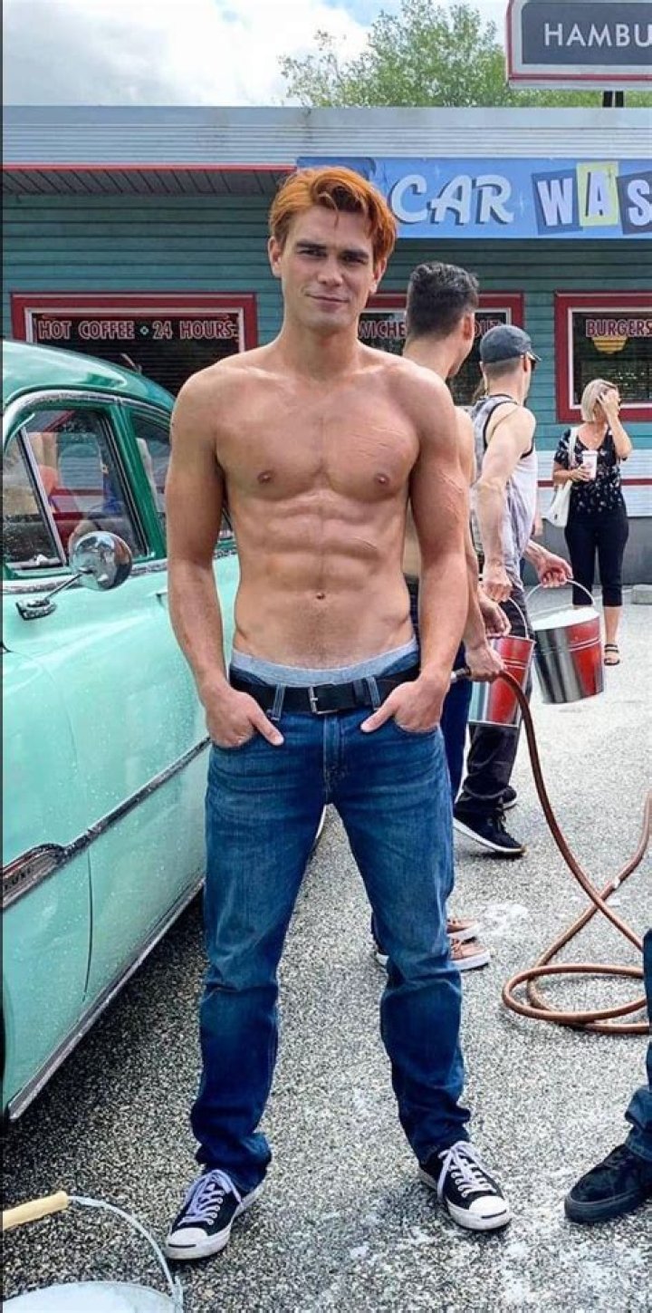 Oliver Chris | BlogInfo