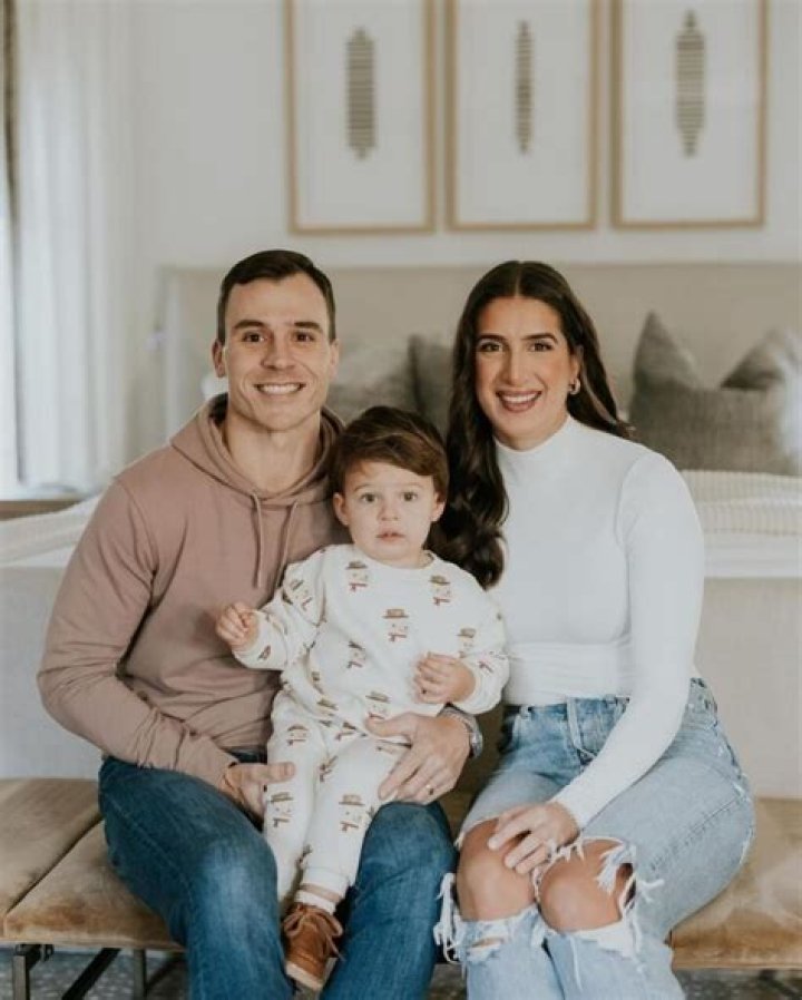 Stephanie Valle Bio, Wiki, Age, Height, Family, Husband, Journalist, and Net Worth.
