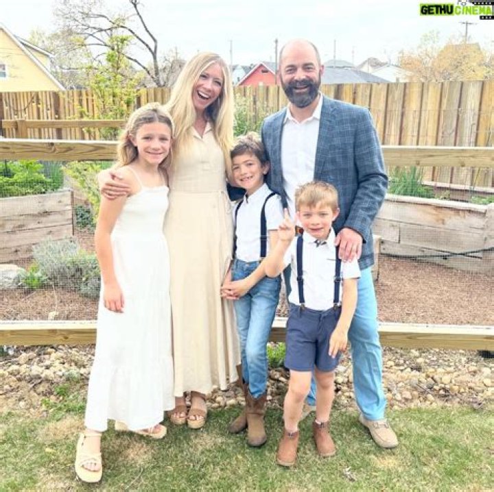 ZedBlog | Ellie Holcomb - Bio, Age, Wiki, Facts and Family